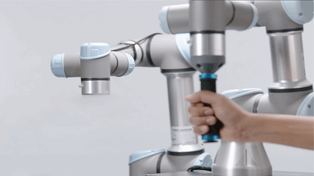 協働ロボット用遠隔操作・自動化ユニット「URH」を動かしているところ